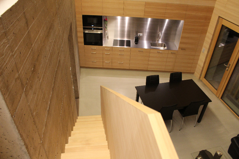 menuiserie-crans-montana-alexandre-lagger-cuisine-escalier